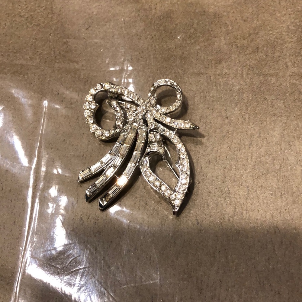 Gorgeous Vintage🥳HP🥳Rhinestone Bow Pin - Picture 2 of 3